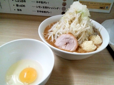 「辛味噌3倍　麺少なめ、豚1枚、やさい、酸っぱめ、にんにく増し」@ラーメンいつきの写真