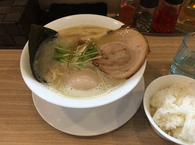 「鶏白湯 塩ラーメン麺大盛り 850円+ライス50円 ランチ時」@はらや TORI PAITAN RAMENの写真