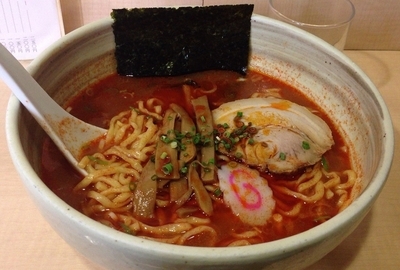 「鰹ラー油の辛いらーめん(辛さ2)＋半ライス」@らーめんつけめん たつみの写真