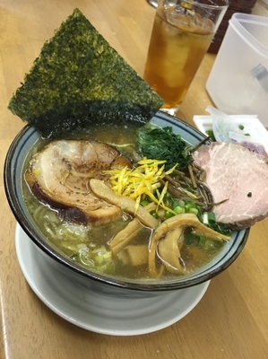 「【初月の一杯】天然柚子の撒き煮干蕎麦 D」@MENYA 食い味の道有楽の写真