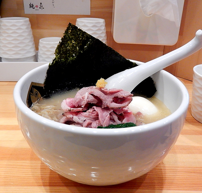 「真鯛（清湯）＋味玉(900円）」@真鯛らーめん 麺魚の写真