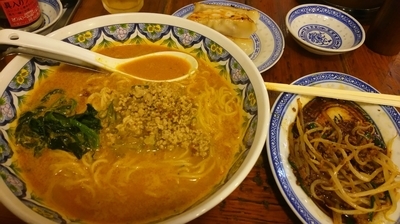 「カレータンタン麺+豚挽き肉ともやし辛味炒め+半餃子」@中国ラーメン 揚州商人 東池袋店の写真