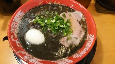 「黒ラーメン+半熟味玉子+替玉」@博多一幸舎 池袋東口店の写真