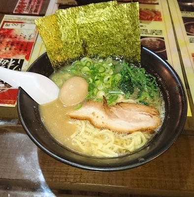 「ラーメン+半熟煮玉子」@横浜家系ラーメン 石川家 大宮店の写真