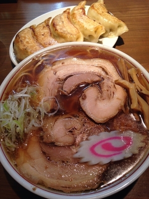 「トロ肉煮干中華そば 950円  餃子380円」@中華そば 弥惣吉の写真