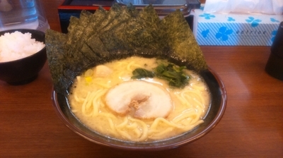 「豚骨塩ラーメン680円+のり増し50円」@横浜家系ラーメン宮本商店の写真