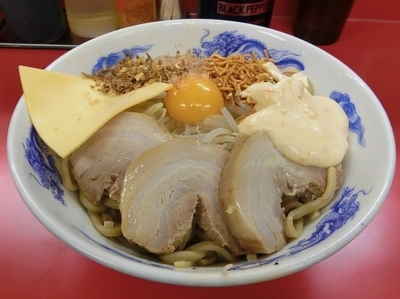 「まぜそば大盛+小豚増し(+2枚)」@ジャンクガレッジ 坂戸塚越店の写真