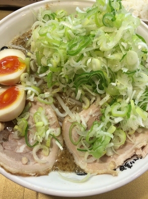 「しょうゆかつおラーメン ＋ 味玉 （ネギ多め）」@超ごってり麺 ごっつの写真