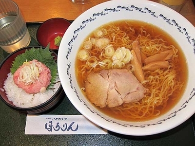 「八戸ラーメンネギトロ丼セット　980円」@烹鱗の写真