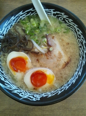 「醤油豚骨らーめん（味玉トッピング）」@ラーメン屋デビットの写真