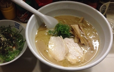 「鶏白湯醤油らーめん＋ピリ辛鶏ネギ丼(700円＋100円)」@らーめん れんげの写真