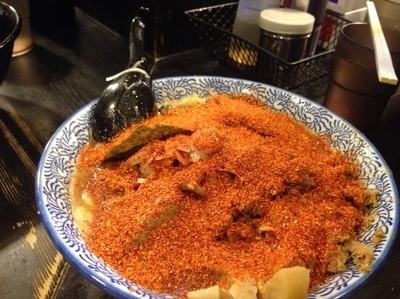 「濃厚狼煙らーめん ほぐし豚 一味唐辛子 930円」@狼煙 〜NOROSHI〜の写真