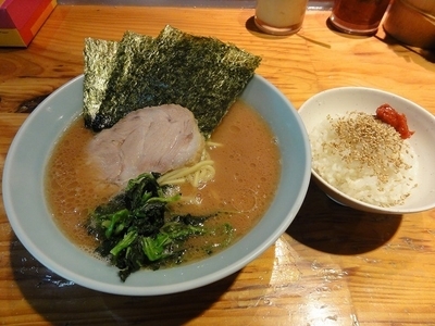 「ラーメン680円　麺硬め　　無料半ライス2杯」@横浜ラーメン 武蔵家 大井町店の写真