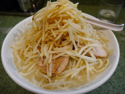 「小ラーメン 麺硬め ヤサイ＋脂＋辛目」@ラーメン二郎 新宿小滝橋通り店の写真