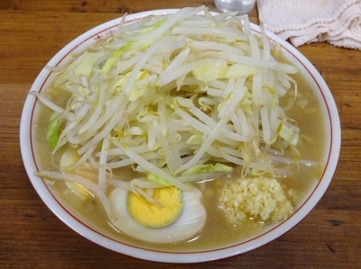 「普通盛　小（700円）＋煮玉子（100円）ヤサイニンニク」@ラーメン二郎 品川店の写真