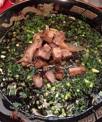 「黒ラーメン(替玉1回無料) 630円」@博多ラーメン ガツン 両国店の写真