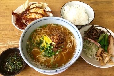 「【初月の一杯】天然柚子の撒き煮干蕎麦(E)＋俺の餃子」@MENYA 食い味の道有楽の写真