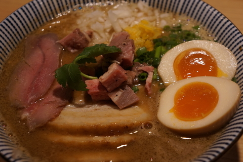 「ラム豚骨らーめん 全部乗せ＋替え玉」@自家製麺 MENSHO TOKYOの写真