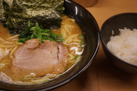 「ラーメン（感謝価格５８０円）＋ライス（無料）」@麺達 うま家 水道橋店の写真