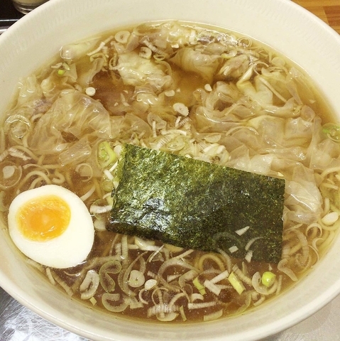 「ワンタンメン（小盛り）850円　生玉子　50円」@川越大勝軒の写真