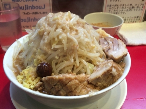「ラーメン + 豚2枚 +すきやき 全部増し 辛玉」@用心棒の写真