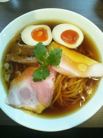 「醤油らぁめん（味玉トッピング）」@らぁ麺 紫陽花の写真