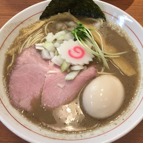 「【1日30食限定】銀の煮干しそば＋味玉」@煮干中華そば 鈴蘭 中野店の写真