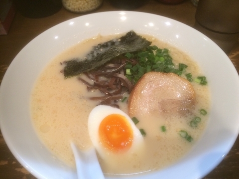 「とんこつ白ラーメン」@麺屋黒田 本店の写真