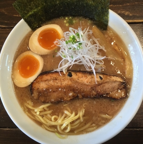 「らぁ麺・ 黒丸 ¥750円（味玉モバイルクーポン）」@麺diningけいずの写真