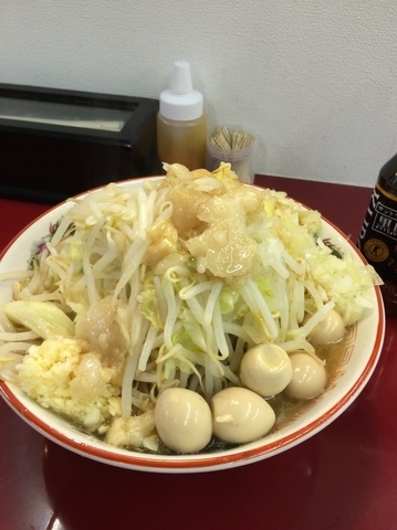 「ラーメン小ニンニク野菜チョイマシアブラカラメ玉ねぎウズラ」@ジラフの写真