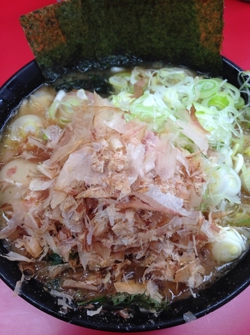 「和風新杉田ラーメン＋味玉＋白ネギ」@ラーメン杉田家の写真