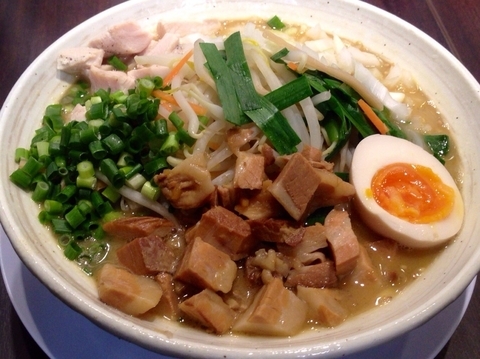 「【限定】汁・MISO　800　麺大盛り120　味玉ハーフ50」@丸直の写真