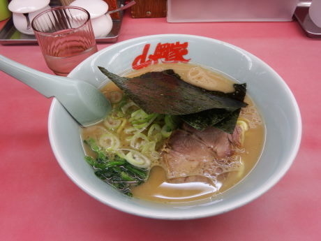「醤油ラーメン」@ラーメン山岡家 苫小牧船見店の写真