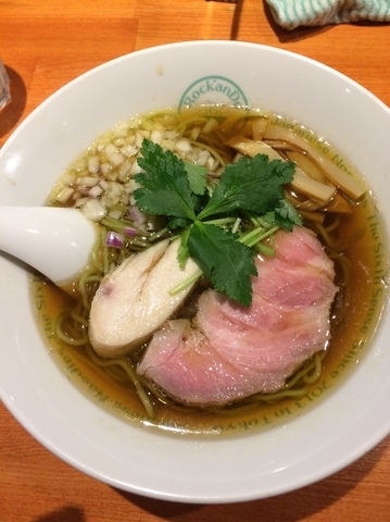 「醤油グリーン麺」@麺屋 六感堂 Rock'anDoの写真