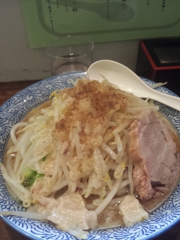「ラーメン特盛(にんにく、やさい、あぶら、魚粉)700円」@ラーメンJAPAN 川口本店の写真
