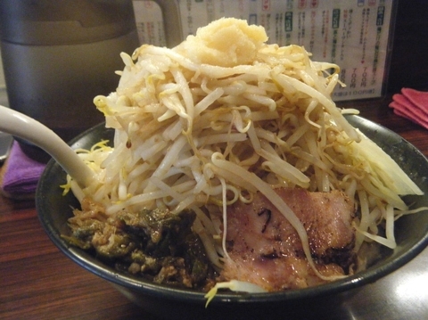 「まぜそば一号（もやし二杯盛・ﾆﾝﾆｸ）800円」@ラーメンげんきだまの写真
