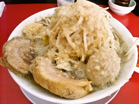 「ラーメン（ニンニクアブラ辛あげ）+特製」@鷹の目 獨協大学前本店の写真