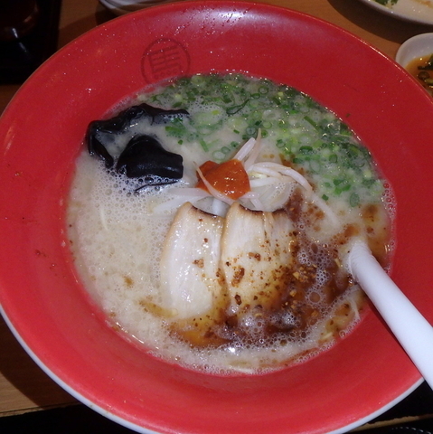 「赤うま(780円)、替玉(120円)、博多一口餃子(10個)」@麺屋台 我馬 広島駅北口店の写真