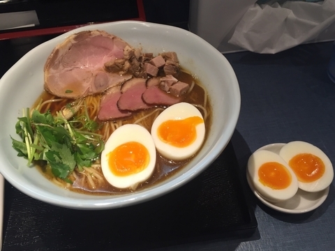 「黒 にほんいち醤油そば（大盛）¥870＋出汁玉子¥100」@麺巧 潮の写真