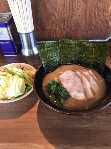 「チャーシュー麺中盛900円硬め濃いめ、キャベチャ100円」@梅家〜舎弟〜の写真