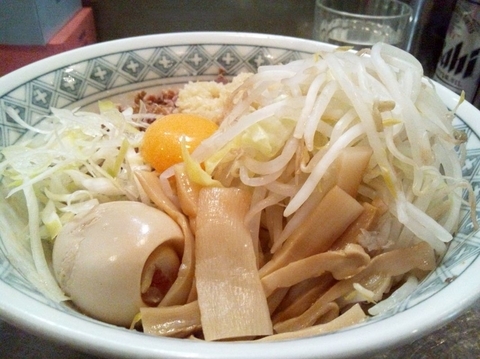 「あぶらそば　麺少なめ　やさい　にんにく　850円」@らーめん大 汐留店の写真