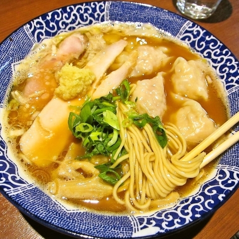 「ワンタン中華そば黒だし 920円」@中華そば 虎桜の写真