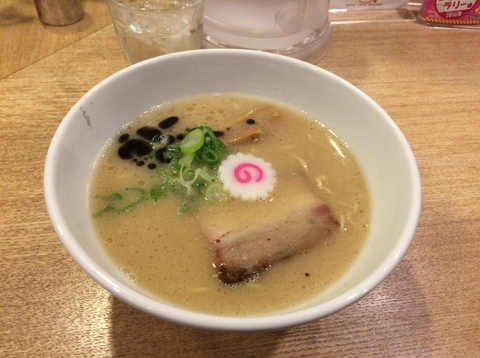 「ミニミラノとんこつラーメン650円」@CASA LUCAの写真