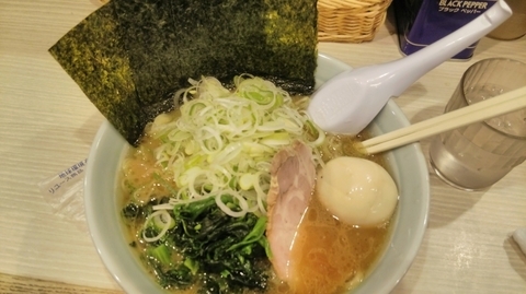 「ラーメントッピングネギ、ほうれん草、卵」@おーくら家の写真