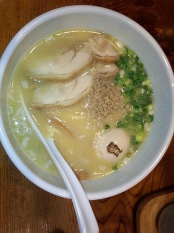 「白鶏ラーメン味付け玉子のせ 800円」@鶏の穴の写真