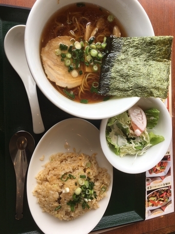 「醤油ラーメンと半チャーハンのセット880円」@中華レストランChina Fan 草加店の写真