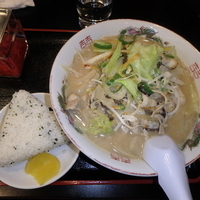 長崎ちゃんぽん(750円)、おにぎり(100円)