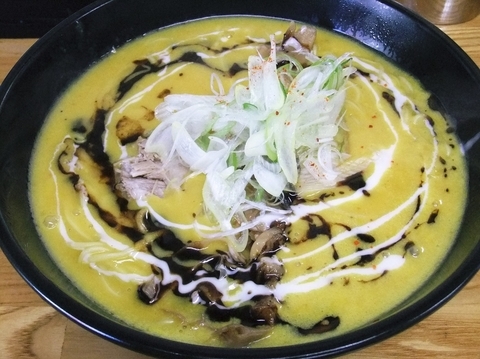 「【季節限定】豚骨ラーメンカボチャスープ（830円）」@麺処福吉ATSUSHIの写真