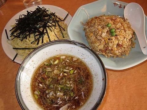「ざるつけ麺＋半チャーハン　700円（ランチ）」@中華・洋食 やよいの写真