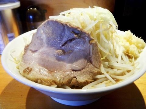 「ニンニクラーメン(ﾆﾝﾆｸﾏｼﾏｼ)700円」@手打 手綱の写真